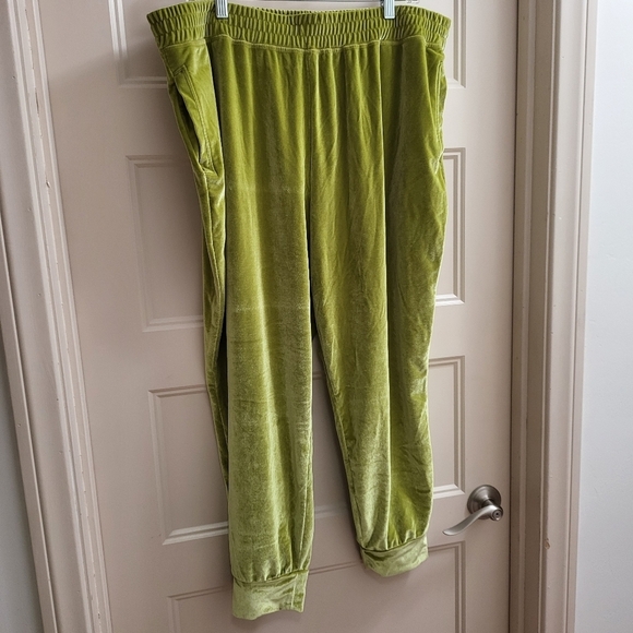 Fabletics Luxe Velour Joggers Women's Size 1X In Lime Green - Picture 7 of 13